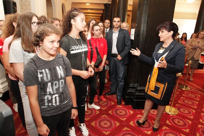 Хиляди граждани посетиха Народното събрание (СНИМКИ)