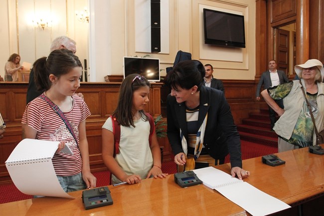 Хиляди граждани посетиха Народното събрание (СНИМКИ)