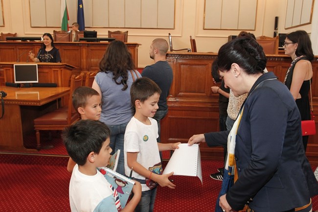 Хиляди граждани посетиха Народното събрание (СНИМКИ)