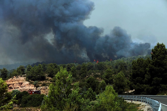 Пожарът в Испания излезе от контрол (СНИМКИ)