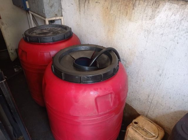 Иззеха гориво от паркинг, трансфорат в незаконна бензиностанция (СНИМКИ) | ФАКТИ.БГ Иззеха гориво от паркинг, трансфорат в незаконна бензиностанция (СНИМКИ)