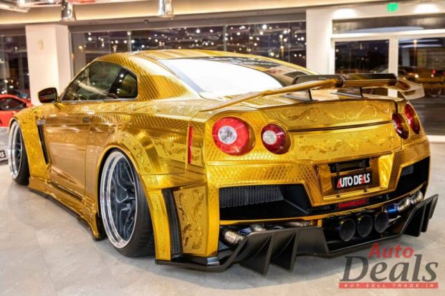 Продава се златен Nissan GT-R