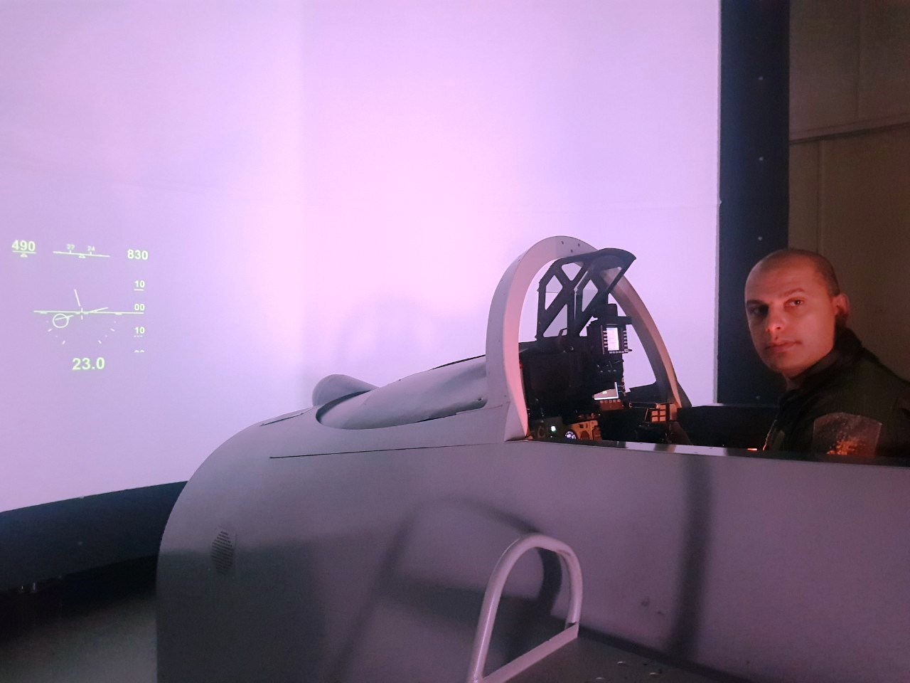 Български ВВС асове изпробваха тренажор на МиГ-29 в Сърбия СНИМКИ