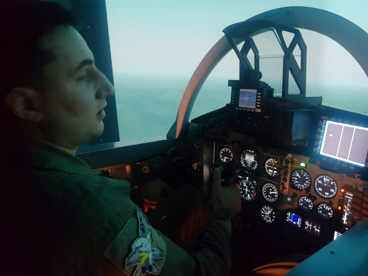 Български ВВС асове изпробваха тренажор на МиГ-29 в Сърбия СНИМКИ