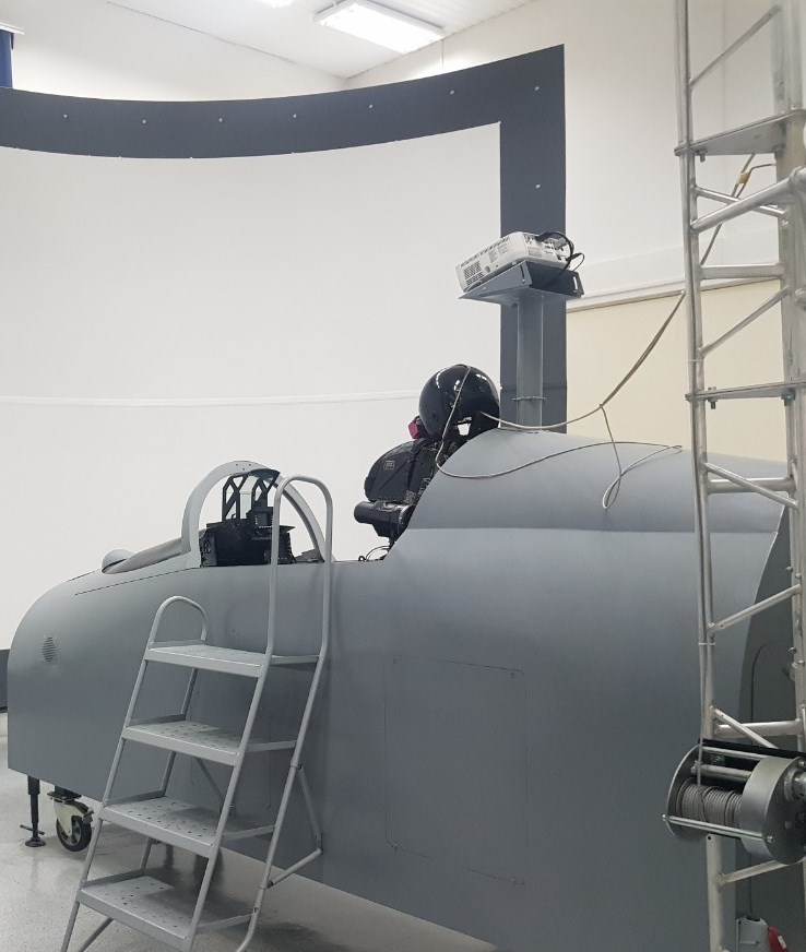 Български ВВС асове изпробваха тренажор на МиГ-29 в Сърбия СНИМКИ