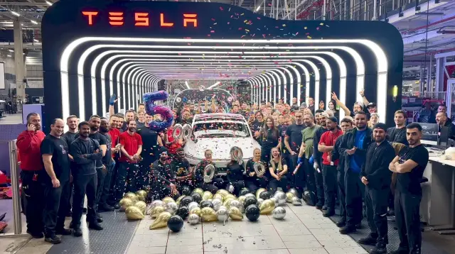 Tesla отрича, но данните показват друго - компанията съкращава пероснал в германската си фабрика 