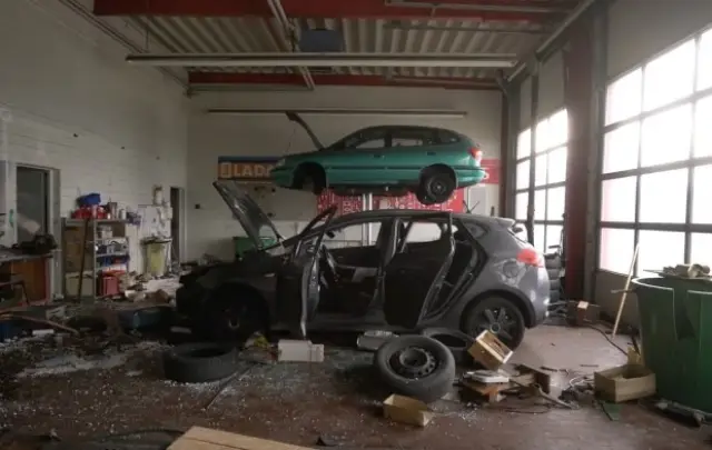 В Германия бе открит изоставен автосалон с коли в него (ВИДЕО)