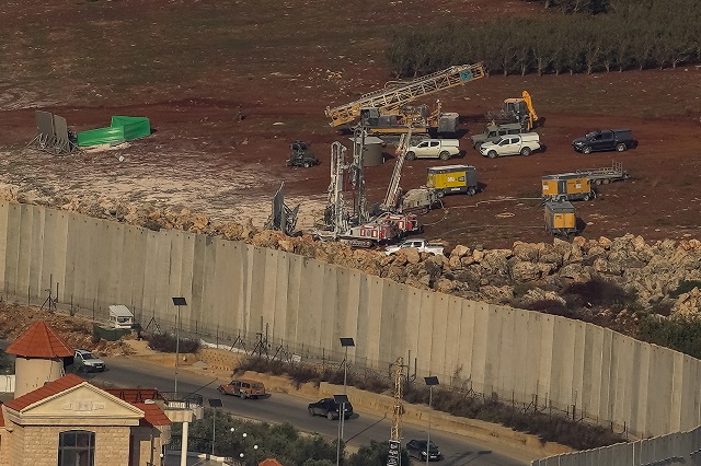 Израел показа тунелите на "Хизбула" (СНИМКИ)