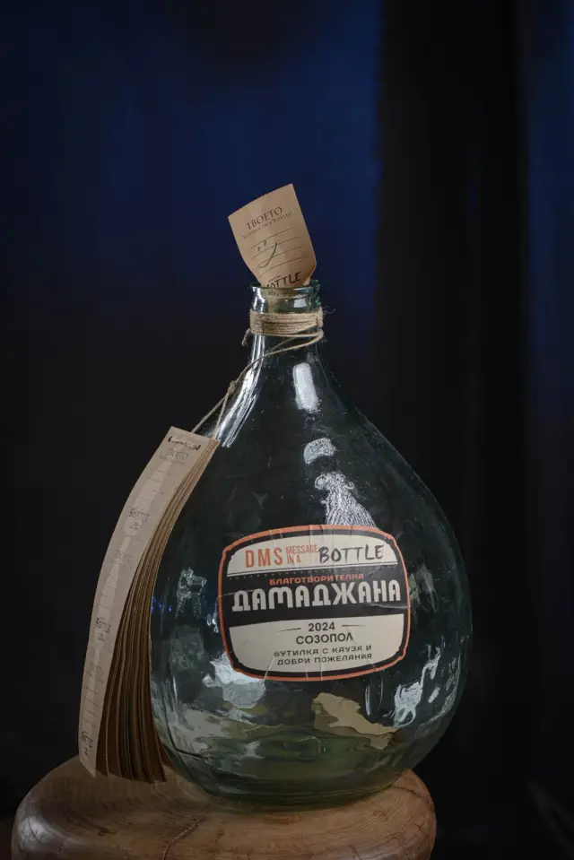 „Message in a Bottle“ на Момчил Николов: Митология и Екология в Скулптура