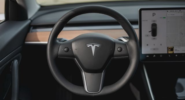 Над 800 000 електромобила Tesla се разследват заради автопилота им