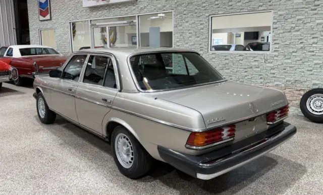 Продава се Mercedes-Benz 300D W123 в отлично състояние