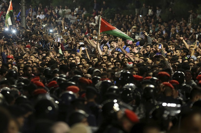Уличният гняв предизвика хаос в Йордания