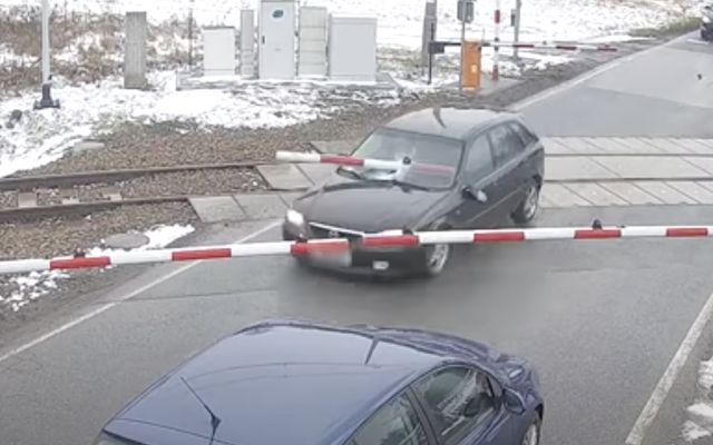  Като по филмите: Mazda се измъкна от полицията с помощта на ЖП прелез и преминаващ трен (ВИДЕО) 