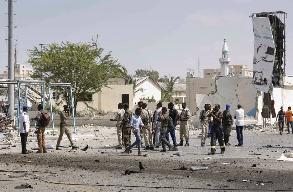 Двоен атентат уби 15 души в Могадишу (СНИМКИ)