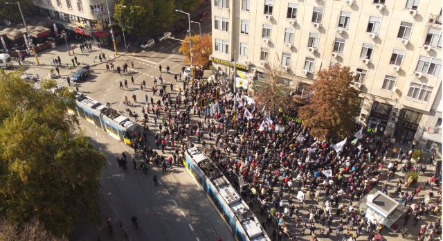  Вижте отвисоко двойния митинг на медици и против новите Коронавирус ограничения 