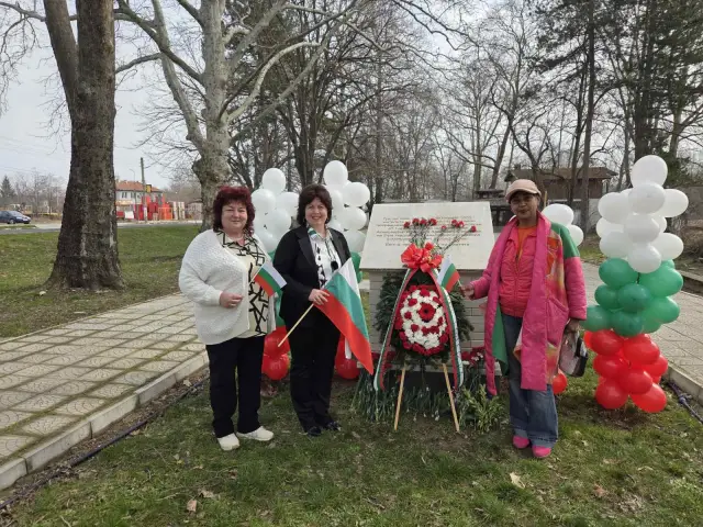В село Бяла Река отпразнуваха 3 март с поезия и минута мълчание | ФАКТИ.БГ В село Бяла Река отпразнуваха 3 март с поезия и минута мълчание