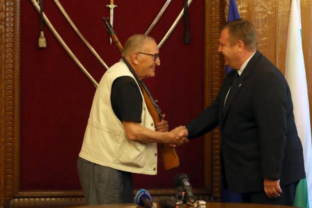  Министърът на отбраната изненада Димитър Пенев с невероятен подарък
