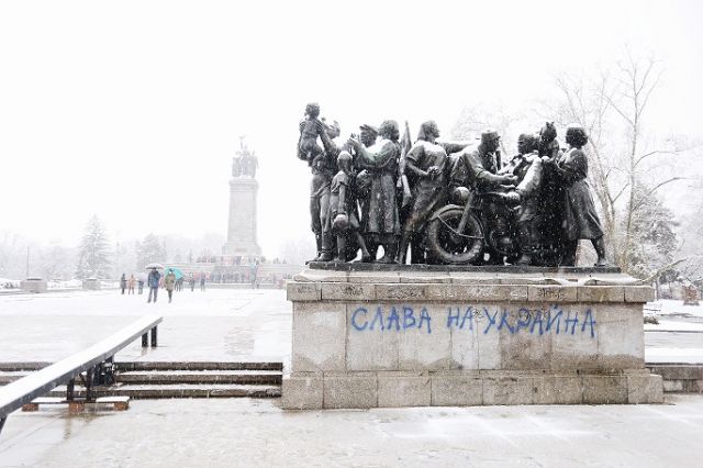Граждани изрисуваха Монумента на окупационната червена армия в София (СНИМКИ)