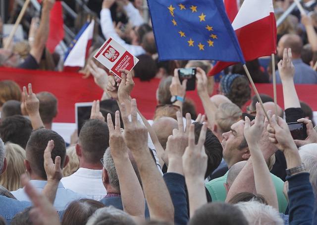 ЕС глобява "непослушната" Полша с 300 000 евро на ден?