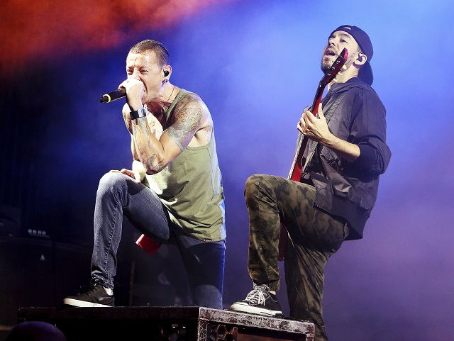Linkin Park: Самоубийството на Честър разби сърцата ни (ВИДЕО)