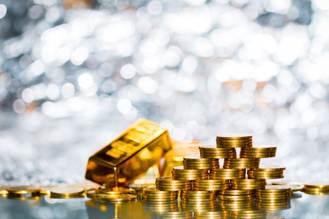 Цената на златото спада, пазарните играчи прибират печалбата