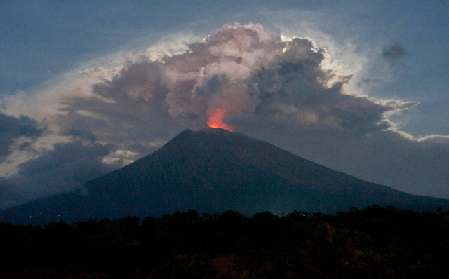 Вулкан блокира хиляди туристи (СНИМКИ)