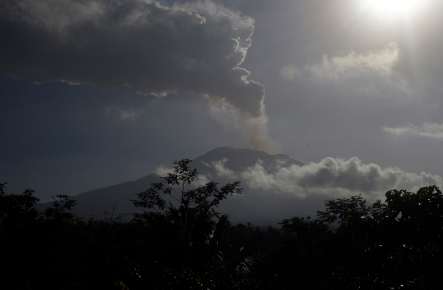 Вулкан блокира хиляди туристи (СНИМКИ)