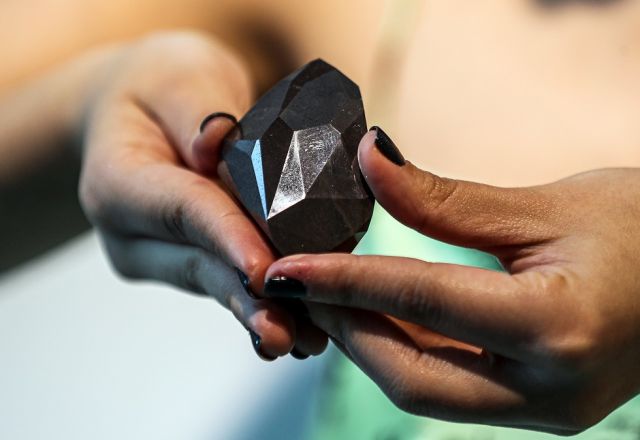 Продават най-големия черен диамант в света (СНИМКИ)