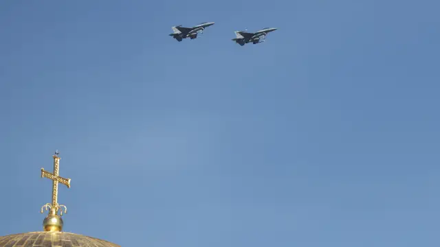 Българските изтребители F-16 изпълниха учебно-тренировъчни полети на летище „Васил Левски“ СНИМКИ