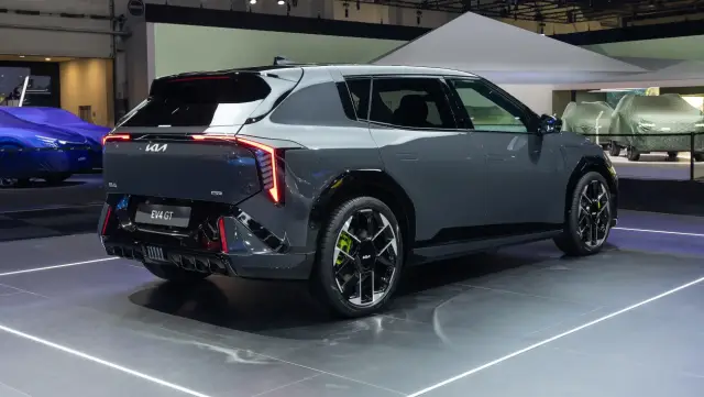 Наточената Kia EV4 дебютира с 300 конски сили и „виртуални предавки“
