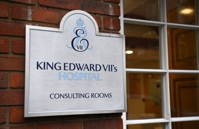  Приеха в болница принц Филип 