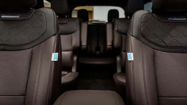 Пaпа Лъв XIV получи специален Ford от изпълнителния директор на компанията