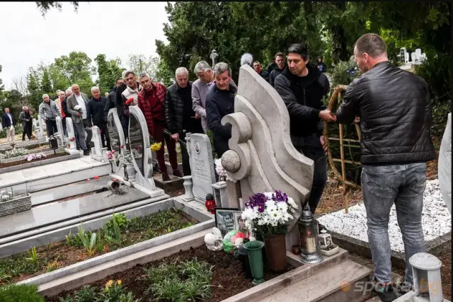 Легендите от звездния тим на България поднесоха венци на гроба на Туньо