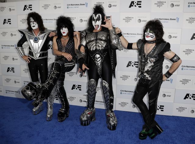 Kiss подновява прощалното си турне