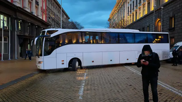 Напрежение пред парламента! Кой не скача, е дебел! Полетяха първите бомбички ВИДЕО + СНИМКИ | ФАКТИ.БГ Напрежение пред парламента! Кой не скача, е дебел! Полетяха първите бомбички ВИДЕО + СНИМКИ