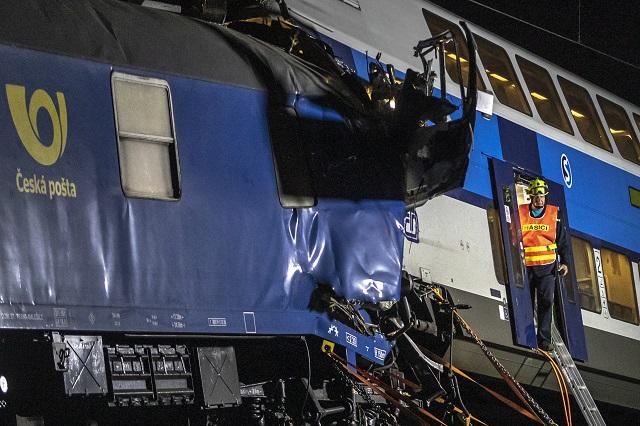 Челен сблъсък! Десетки са ранени след удар между пътнически и товарен влак в Чехия (СНИМКИ)