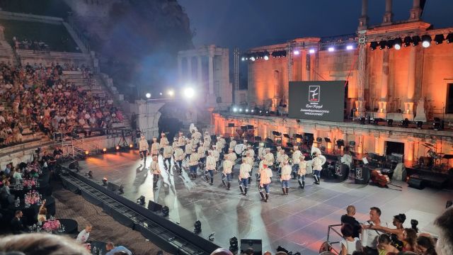 Президентът Румен Радев аплодира на крака световните циркови артисти
