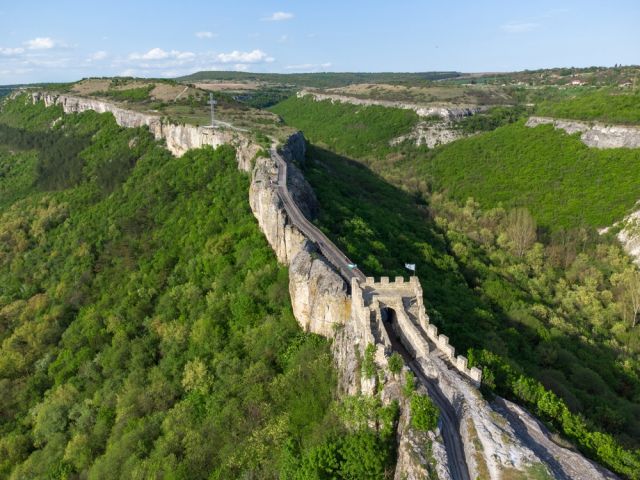 Пленителната история на българската китайска стена - крепостта Овеч