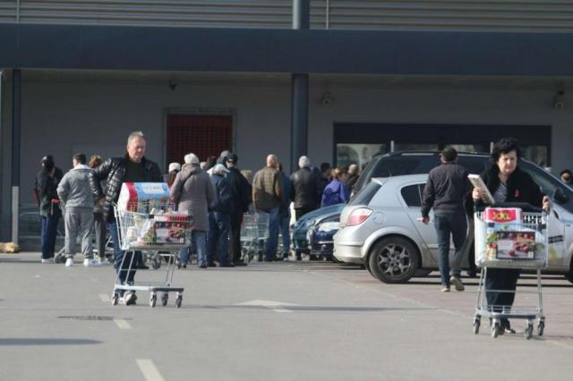 Софиянци нападнаха магазините заради COVID-19 (СНИМКИ)