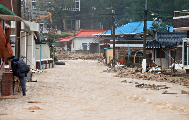 Сезонът на тайфуните отново носи смърт (СНИМКИ)