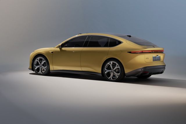 Nio се цели в Tesla Model 3 с нов модел с 1000км пробег