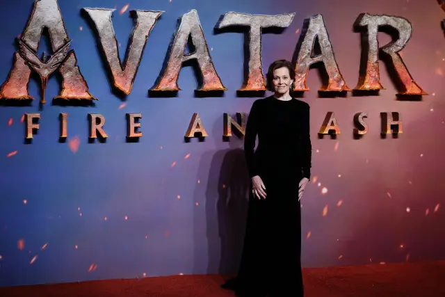 Сигорни Уийвър упражнявала с военноморските сили за подиуми от " Аватар " 