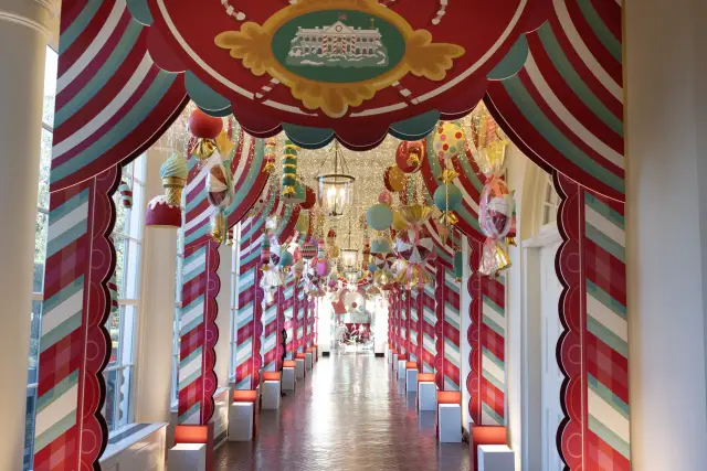 Белият дом беше украсен за Коледа от 300 доброволци (СНИМКИ)