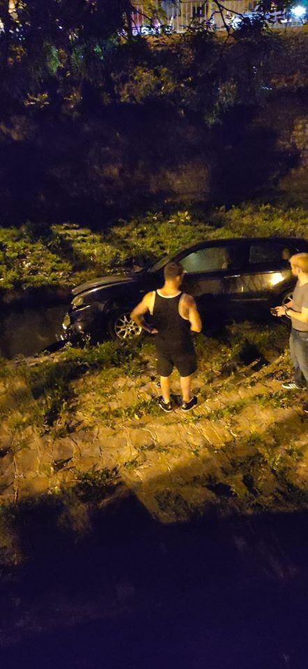Мистериозно среднощно меле в София, кола се озова в Перловската река (СНИМКИ)