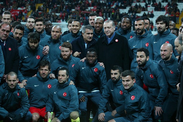 Полицаи, футболисти и Ердоган – заедно срещу терора (СНИМКИ)