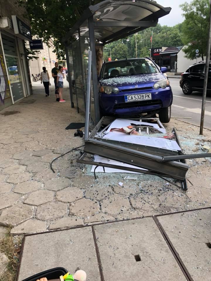 Лек автомобил се вряза в спирка в София