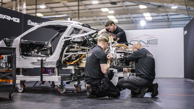 Mercedes-AMG започна ръчно сглобяване на хиперавтомобила One