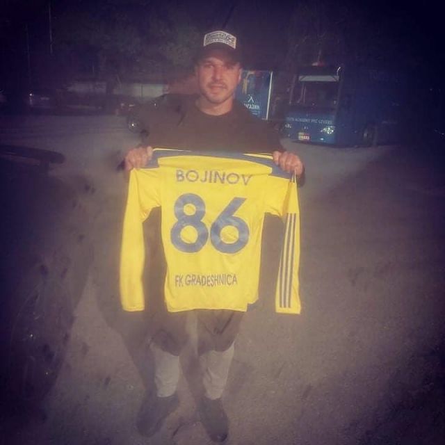 Валери Божинов позира с фланелка на роден клуб. Не е на Левски (СНИМКИ)