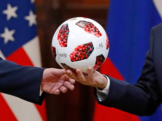 "Адидас" призна: Има скрит чип в топката от Путин за Тръмп (СНИМКИ)