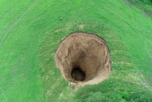 Огромен кратер се отвори насред поле в Русия (ВИДЕО)
